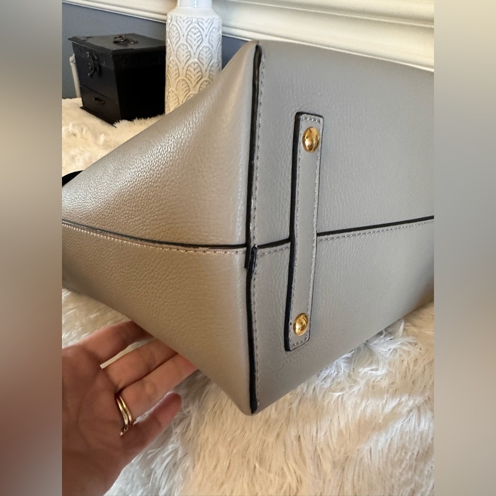 EUC Burberry LARGE grey and white leather buckle belt Tote/satchel
Made in Italy - Picture 5 of 12